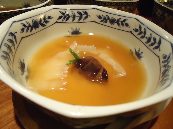 黃金魚翅，下面是蒸蛋。到這道已經飽到翻肚，理智上覺得它還算不錯吃，行動上真的吃不完。