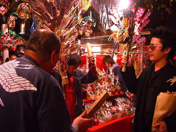 眾人歌舞祈福