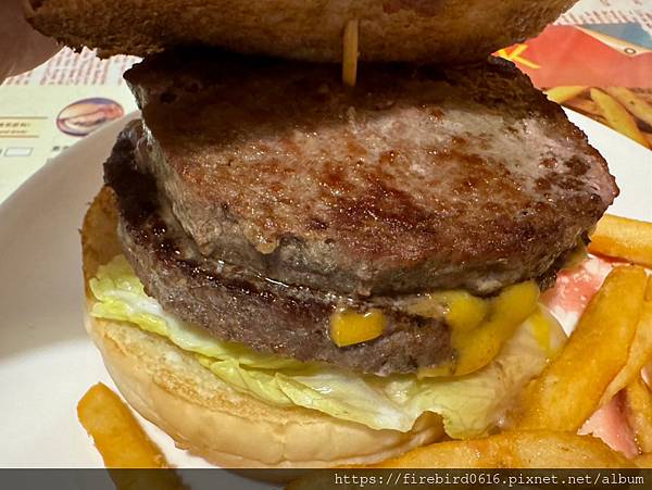 9-2台北士林夜市大漢堡HUGEBURGER-比臉還大-2.jpg