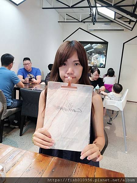 下雨天於是魚魚去魚缸咖啡喝好喝的_190909_0005.jpg