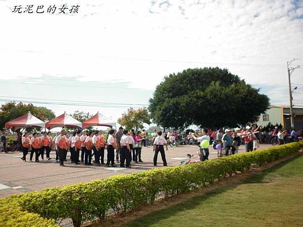 P1000990大榕樹下表演5