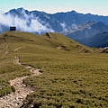 合歡北~地標雷達反射板，後為奇萊山