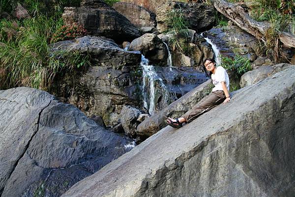 宇內溪 (2)悠閒坐在大石壁上~原來身後就是玉牆瀑布.JPG