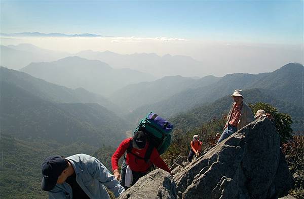 鳶嘴山 (3)攻頂前的路真難啊.JPG