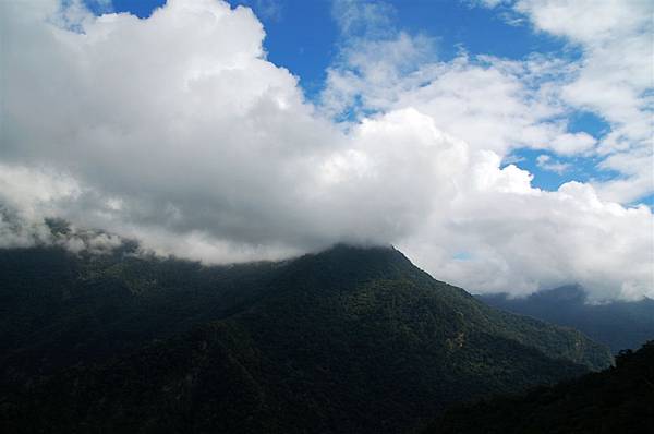 花蓮~瓦拉米步道 (29)雲霧籠罩山頭.JPG