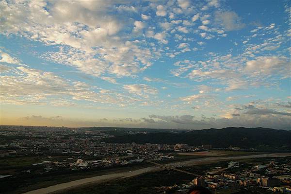 三峽鳶山~夕陽 (14)另一頭天還很藍呢.JPG