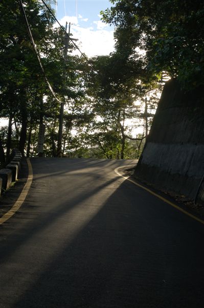 三峽鳶山~沿路的水泥路.JPG