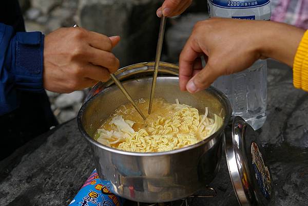 再上奇萊 (10)成功山屋進食了.JPG