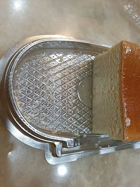 <食記-全聯>逛甜點櫃時絕不能錯過的黃金輕乳酪蛋糕 <食記-全聯>逛甜點櫃時絕不能錯過的黃金輕乳酪蛋糕