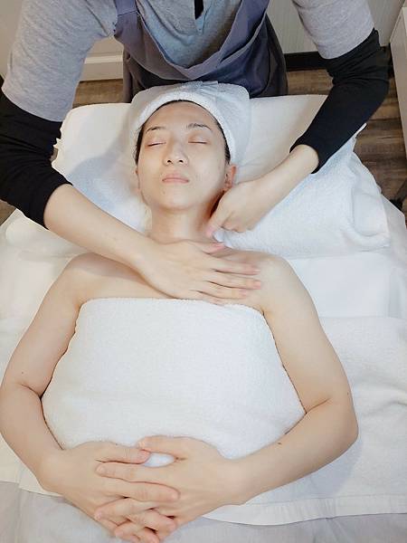 <美容-新北永和>小臉按摩_ 易筋撥氣拓小顏課程 讓小女孩變 <美容-新北永和>小臉按摩_ 易筋撥氣拓小顏課程 讓小女孩變