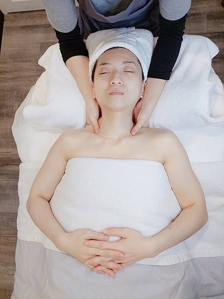 <美容-新北永和>小臉按摩_ 易筋撥氣拓小顏課程 讓小女孩變 <美容-新北永和>小臉按摩_ 易筋撥氣拓小顏課程 讓小女孩變