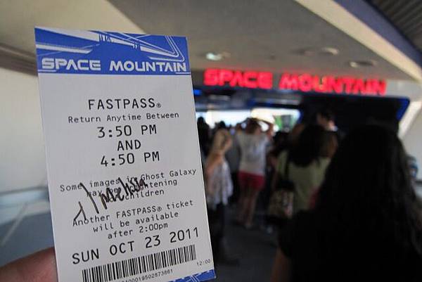 抽 Fastpass 時,沒發現我的卡失效,於是把關的 Melissa 很爽快地在票上寫了+1!