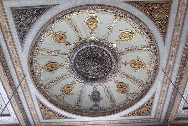 圓頂上，有鑲嵌對稱的描金飾紋