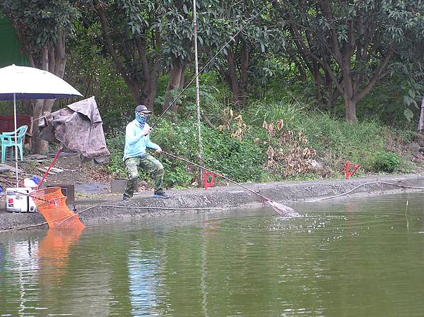 1021219高雄元泰釣魚場阿泓中魚.JPG