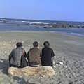 三個孤獨的男人坐在海邊