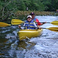 我們前面劃的是canoe、Wendy和Allen的是kayak、船身較輕，可是也比較難平衡