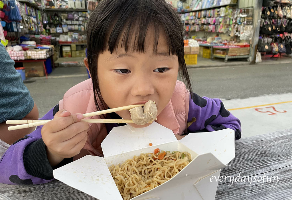 炒泡麵能不能直接加貢丸