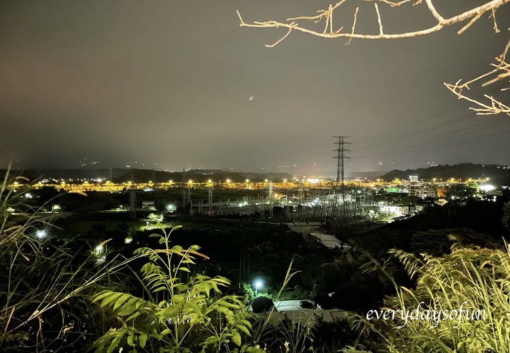 04.JPG 店門口還有一小塊空間,能俯瞰嘉義市夜景。
