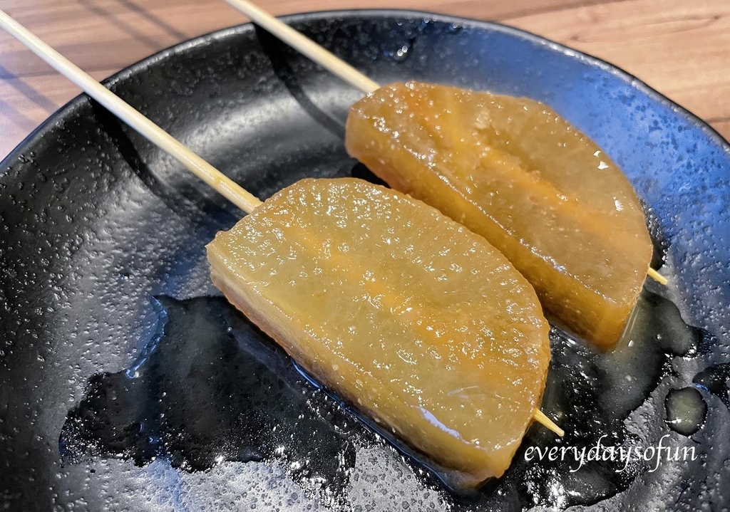 用味噌醬醬料燉煮，吸飽湯汁吃起來超夠味