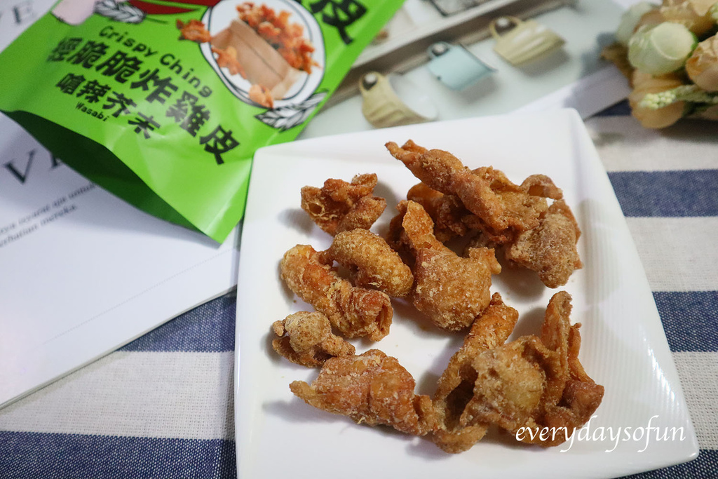 雞皮餅乾上看起來沒有太多芥末粉,吃起來味道卻相當明顯 雞皮餅乾上看起來沒有太多芥末粉,吃起來味道卻相當明顯