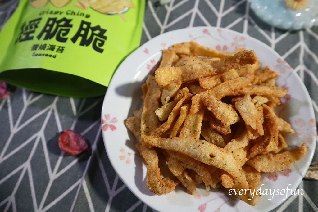 長條狀的脆片上灑著深綠色的海苔,聞起來有股淡淡的香氣。 長條狀的脆片上灑著深綠色的海苔,聞起來有股淡淡的香氣。