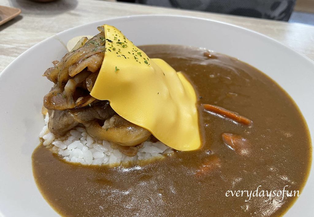 壽喜燒肉肉耶,再加上一片起司,整個超豐盛的 壽喜燒肉肉耶,再加上一片起司,整個超豐盛的