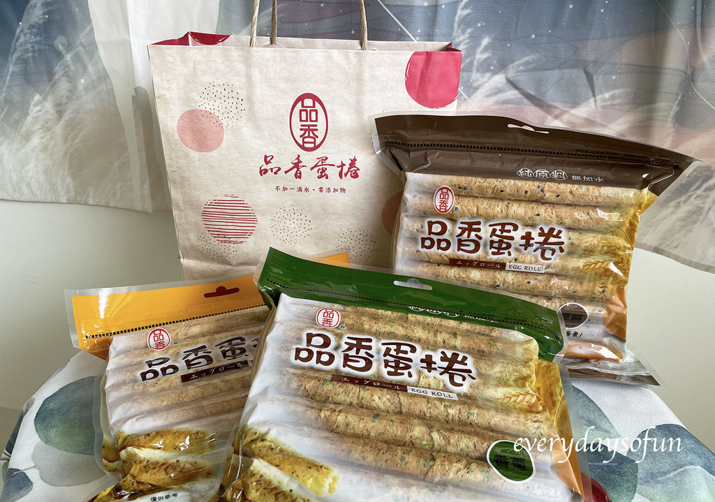 品香蛋捲的口味還滿多的,一共有五種:原味、芝麻、咖啡、香蔥及海苔, 品香蛋捲的口味還滿多的,一共有五種:原味、芝麻、咖啡、香蔥及海苔,