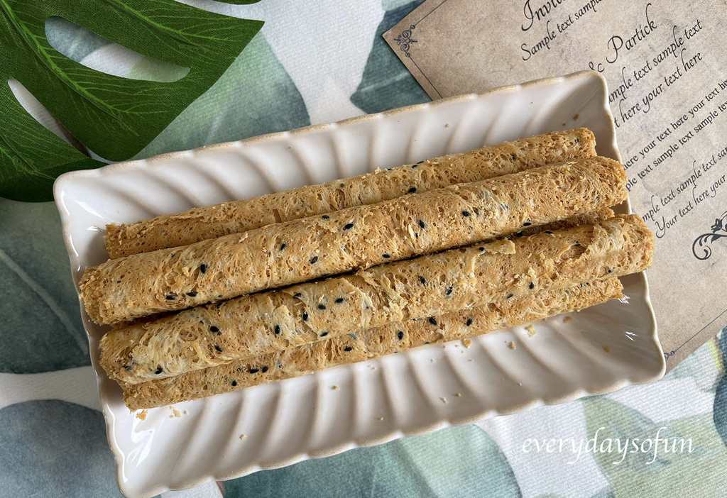 加了芝麻的蛋捲,香氣更有層次 加了芝麻的蛋捲,香氣更有層次