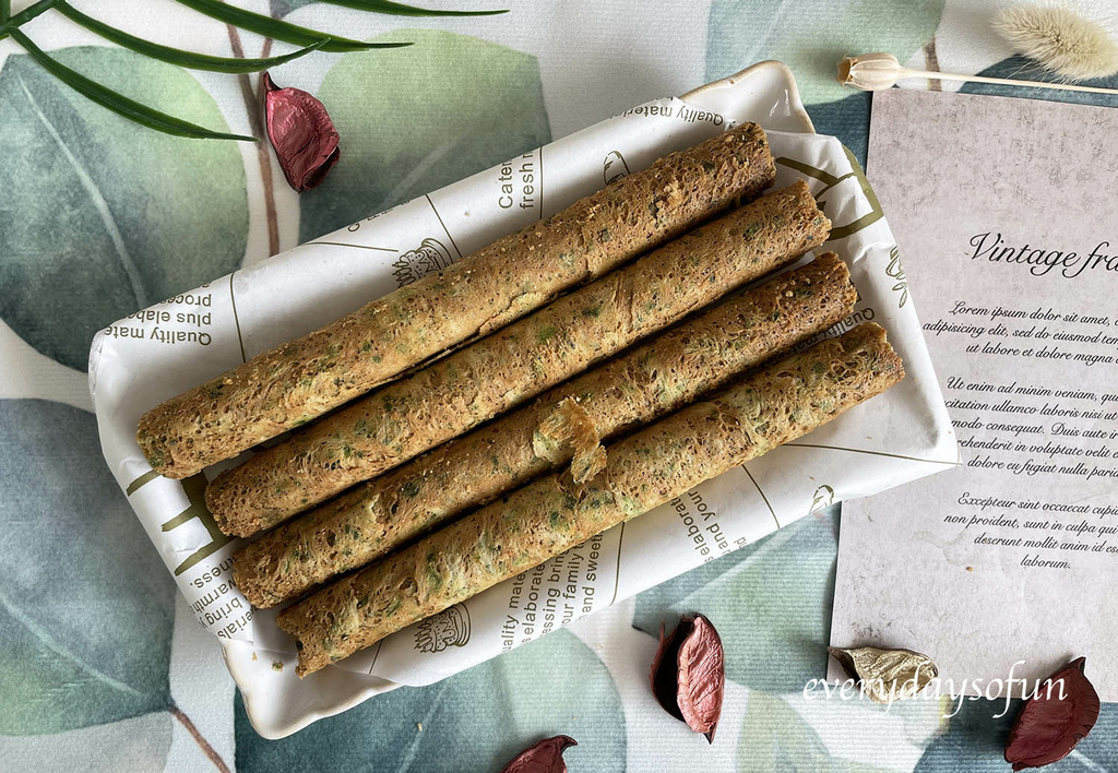 蛋捲上滿滿的青蔥,難怪蔥香十足 蛋捲上滿滿的青蔥,難怪蔥香十足