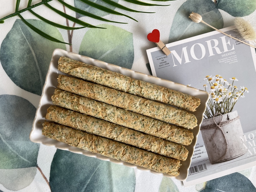 兩根海苔蛋捲搭配一杯牛奶 兩根海苔蛋捲搭配一杯牛奶