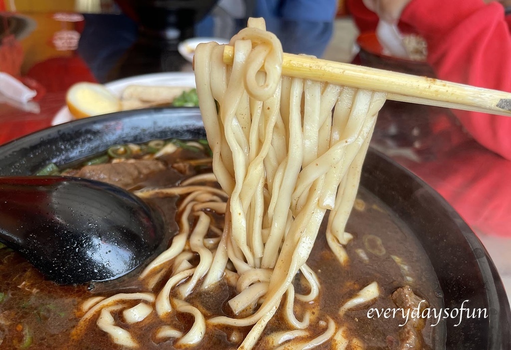 麵條使用的是粗陽春麵，是我很喜歡的