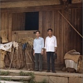 貞文和友桂在我故居廊墘(1980年代初弟弟拍)