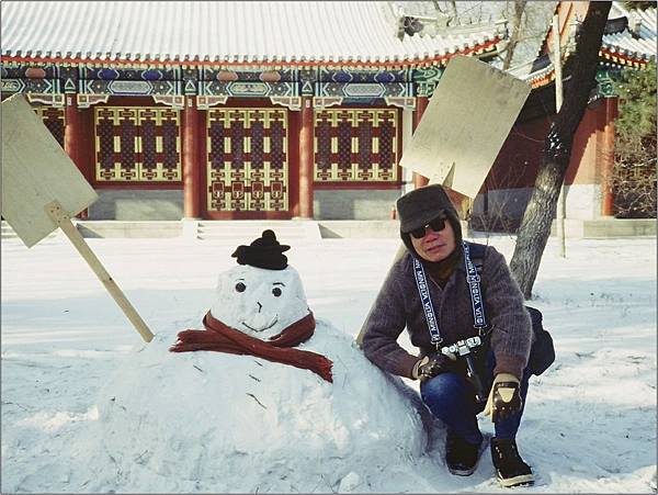 我與雪人於哈爾濱文廟1989.11.19.jpg
