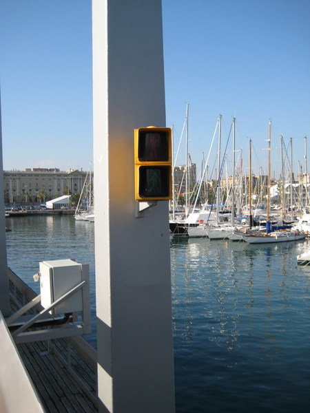橋上的紅綠燈：當橋面因船通過須“分為2半”時，紅燈亮