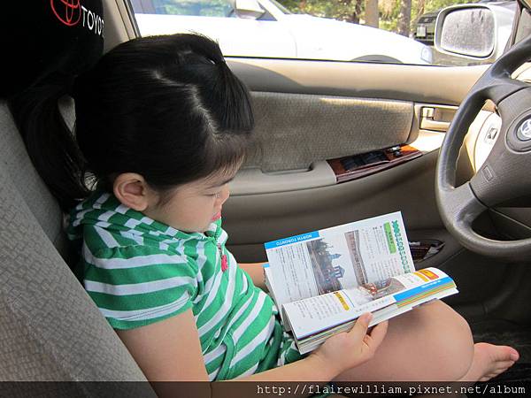 我們在車上等爸爸下班, 媽媽看食譜, 我看旅遊書, 想去哪裡玩要告訴爸爸!