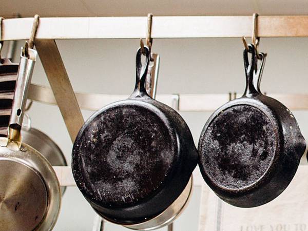 cookware-frying-pan-hanging-2868977.jpg
