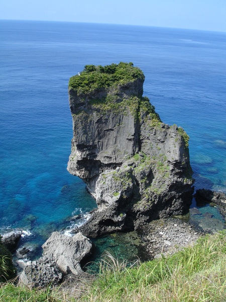 青青草原下的岩石