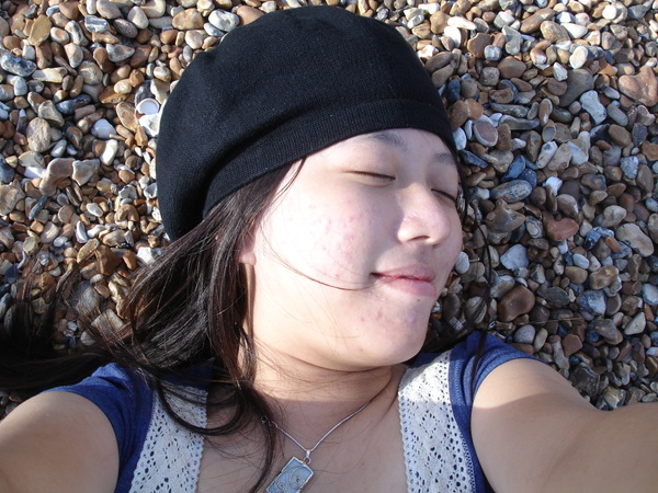 超級享受的躺在海灘上！