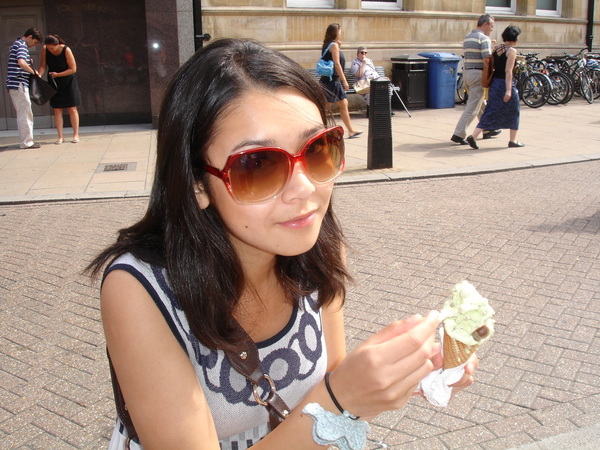 享受我買的薄荷巧克力冰淇淋的Li Meng