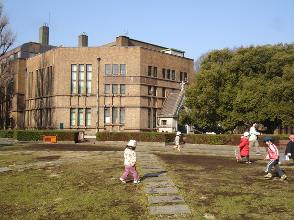 孩子們在安田講堂前玩耍