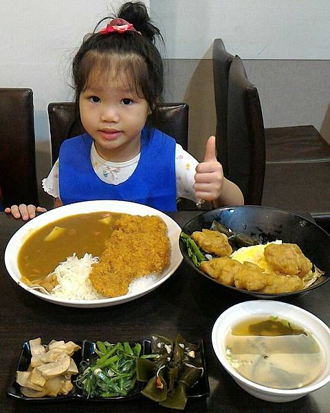 捷運松江南京~喜樂咖哩~咖哩豬排飯+雞塊丼飯~比臉還大的豬排, 香嫩多汁日式雞塊