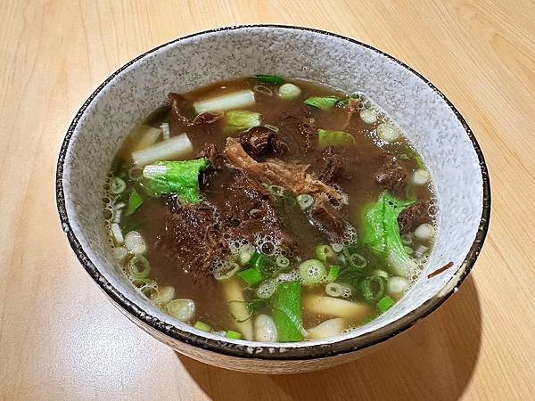 【竹北美食推薦】東小食｜牛肉麵｜蔥油餅｜各類麵食｜親朋好友聚