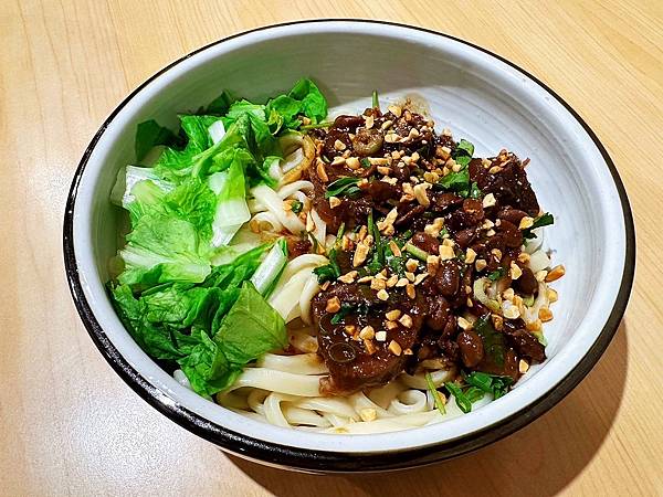 【竹北美食推薦】東小食｜牛肉麵｜蔥油餅｜各類麵食｜親朋好友聚