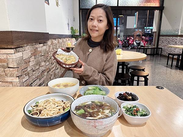 【竹北美食推薦】東小食｜牛肉麵｜蔥油餅｜各類麵食｜親朋好友聚