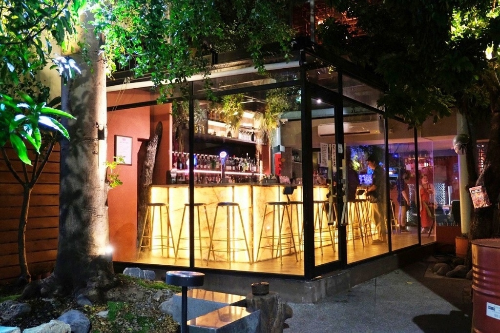 台南酒吧推薦【玖克JK•Bar】新址!西羅殿牛肉湯旁，玻璃屋