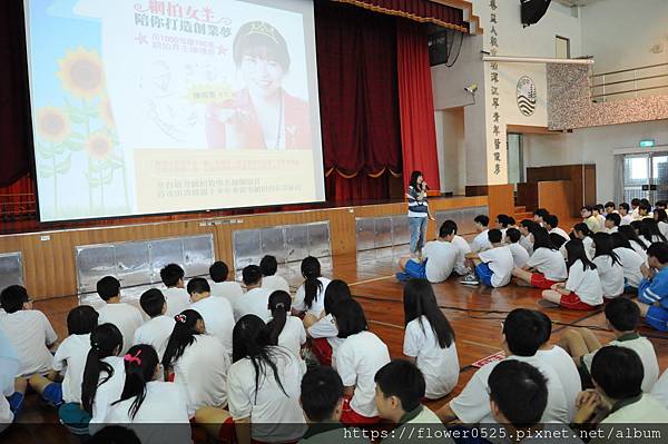 演講照江翠國中兩千師生.JPG