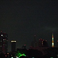 偶而撇一下頭欣賞一下東京鐵塔夜景之美