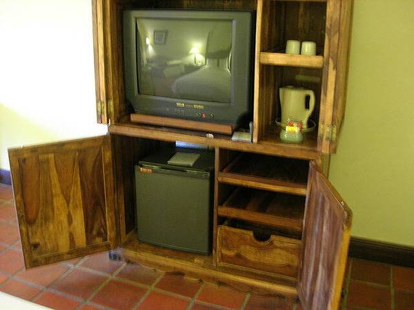 電視跟冰箱還被藏在櫃子中