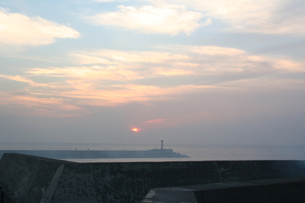 防波堤上的夕照