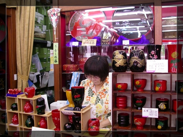 精美的漆器行